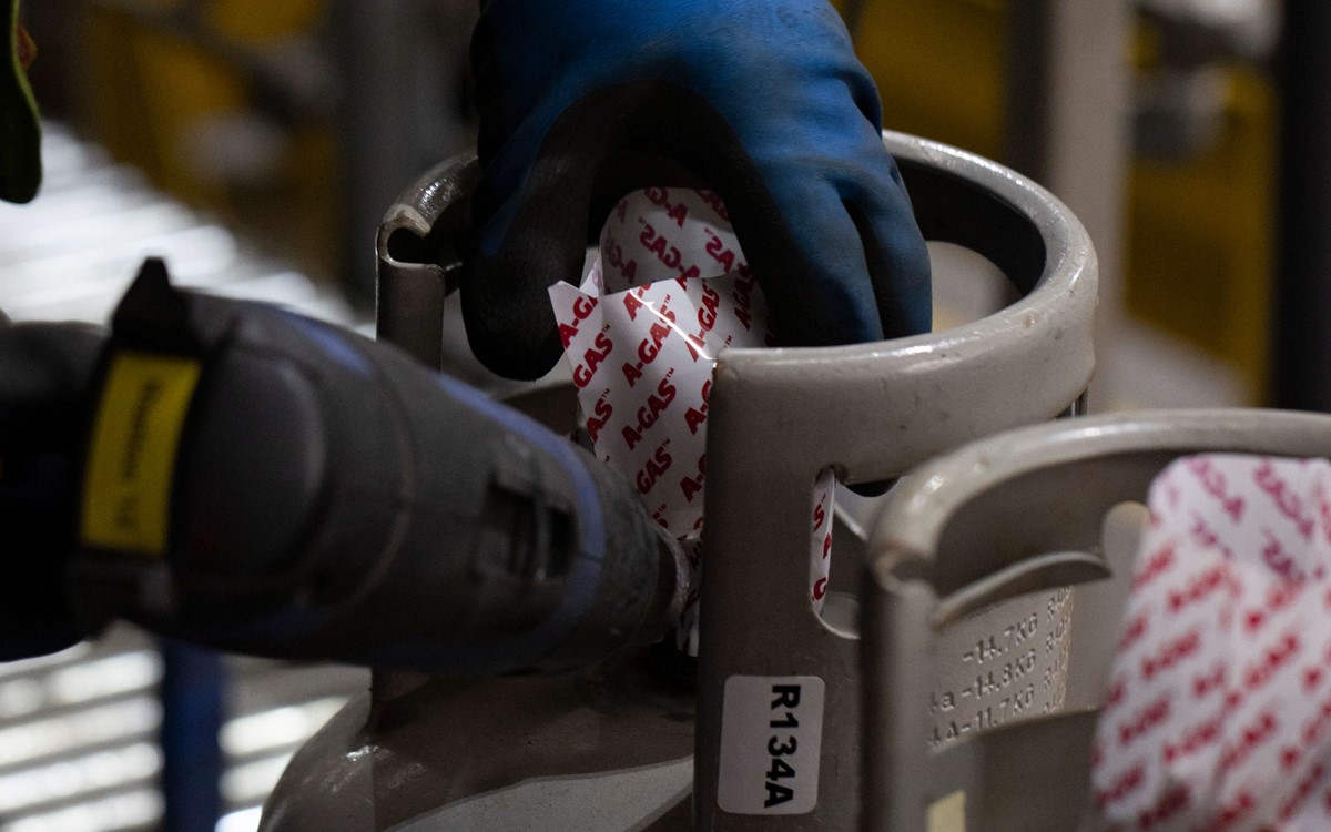 preparing a sleeve on a gas cylinder valve